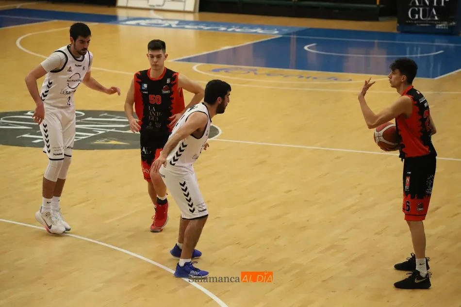 Foto 11 - El CB Tormes camina fuerta en liga y vence al Burgos (72-63)
