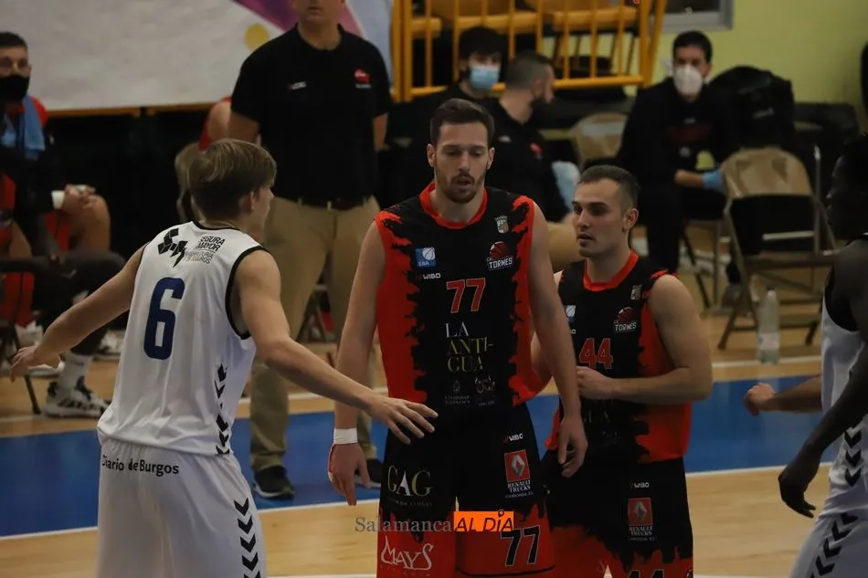 Foto 8 - El CB Tormes camina fuerta en liga y vence al Burgos (72-63)