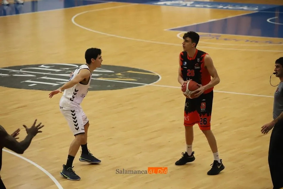 Foto 7 - El CB Tormes camina fuerta en liga y vence al Burgos (72-63)