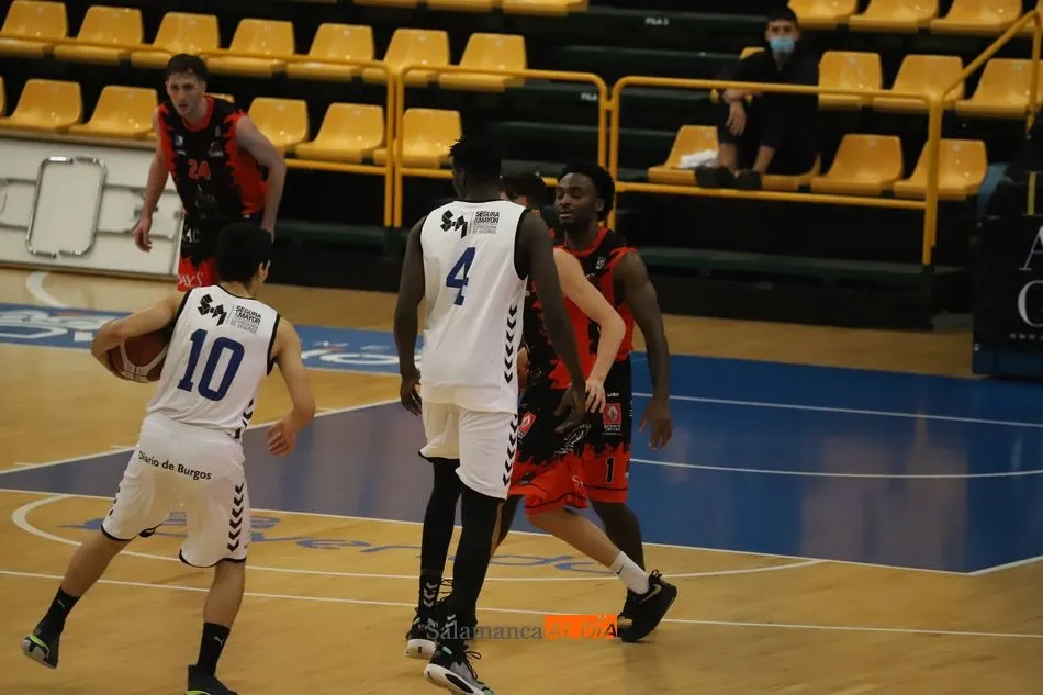 Foto 6 - El CB Tormes camina fuerta en liga y vence al Burgos (72-63)