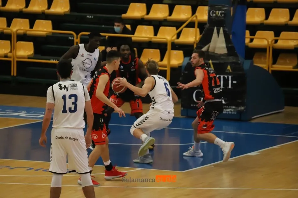 Foto 5 - El CB Tormes camina fuerta en liga y vence al Burgos (72-63)