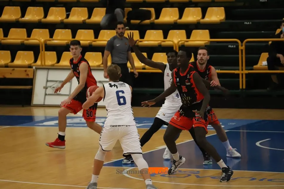 Foto 4 - El CB Tormes camina fuerta en liga y vence al Burgos (72-63)