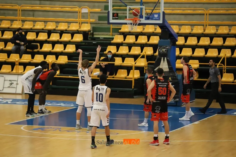 Foto 3 - El CB Tormes camina fuerta en liga y vence al Burgos (72-63)