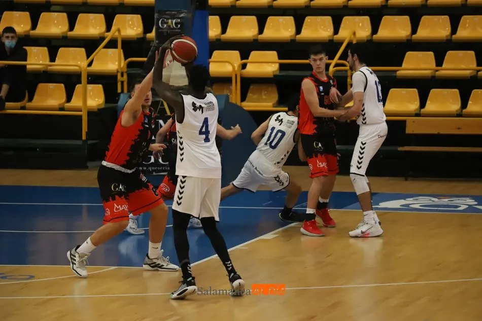 Foto 2 - El CB Tormes camina fuerta en liga y vence al Burgos (72-63)