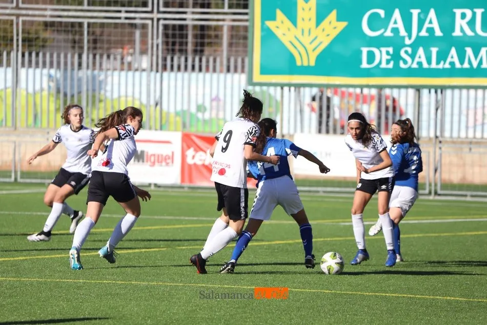 Foto 11 - El CD Salamanca femenino planta cara al Torrelodones sin &eacute;xito (1-2)