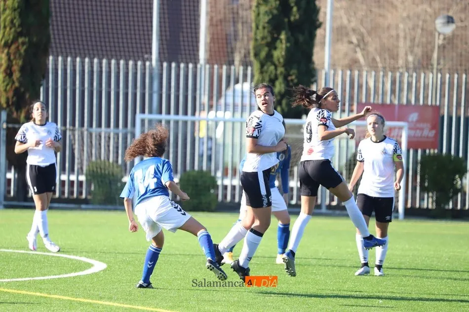 Foto 9 - El CD Salamanca femenino planta cara al Torrelodones sin &eacute;xito (1-2)