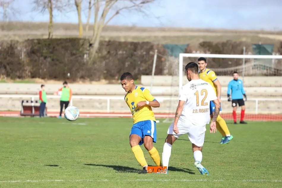 Foto 9 - El CD Ribert se adjudica el derbi ante el Monterrey y consigue su primera victoria en liga (2-0)