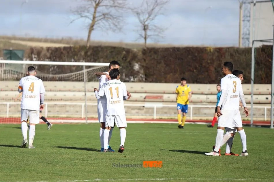 Foto 8 - El CD Ribert se adjudica el derbi ante el Monterrey y consigue su primera victoria en liga (2-0)