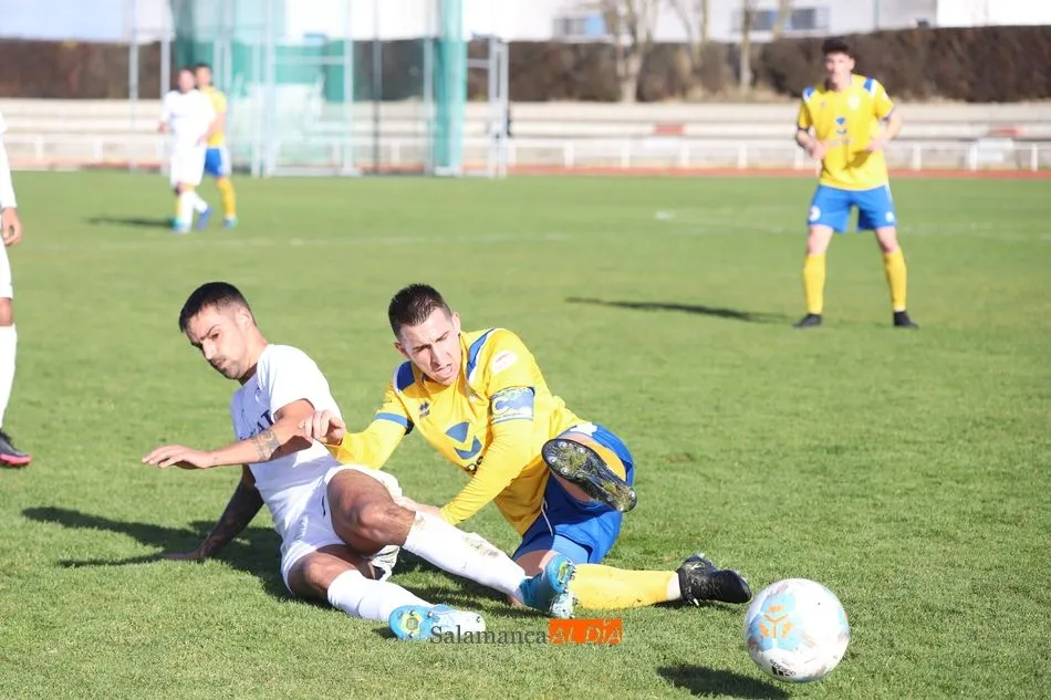 Foto 5 - El CD Ribert se adjudica el derbi ante el Monterrey y consigue su primera victoria en liga (2-0)