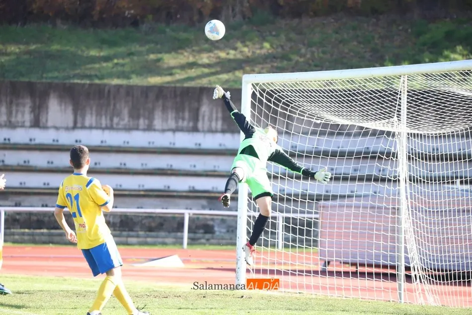 Foto 3 - El CD Ribert se adjudica el derbi ante el Monterrey y consigue su primera victoria en liga (2-0)