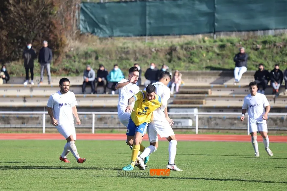 Foto 2 - El CD Ribert se adjudica el derbi ante el Monterrey y consigue su primera victoria en liga (2-0)