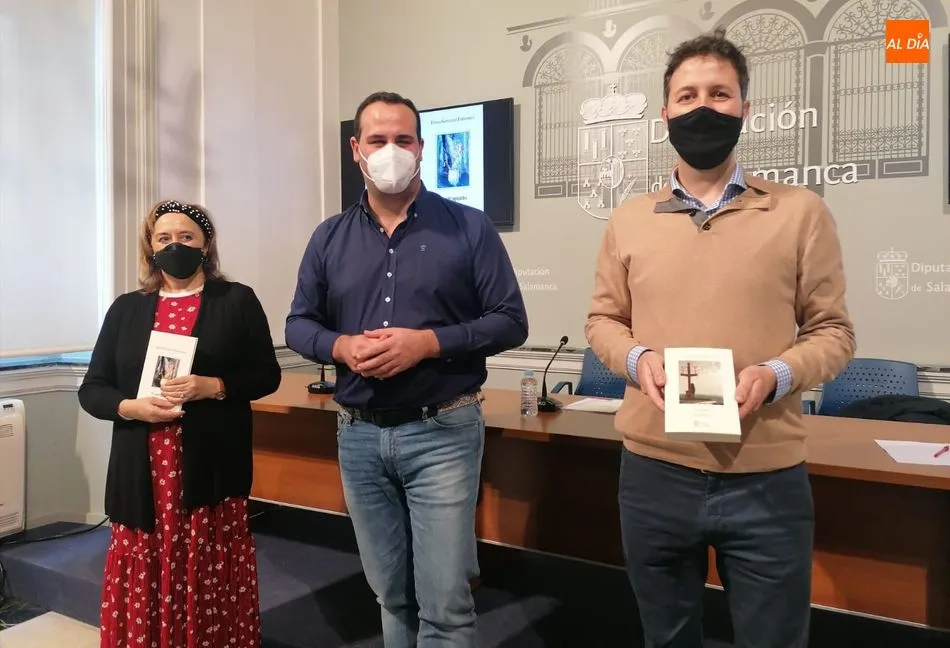 El diputado de Cultura junto a los autores de los dos poemarios. Fotos: Lydia González