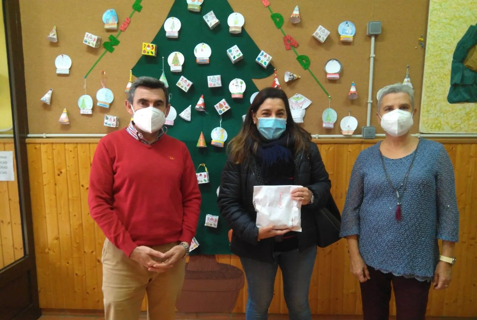 El Colegio San Francisco entrega a Cáritas los 186€ recaudados con la venta de bolas solidarias  