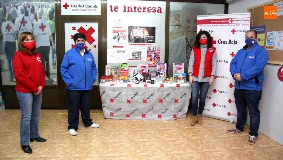 De iz. a der., Adela Prieto, Willy Huertos, Estela García y Alberto Moro en el acto de entrega de los juguetes