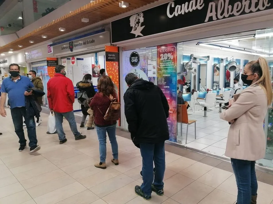Foto 3 - Largas colas para comprar d&eacute;cimos en la administraci&oacute;n del Gordo del pasado a&ntilde;o