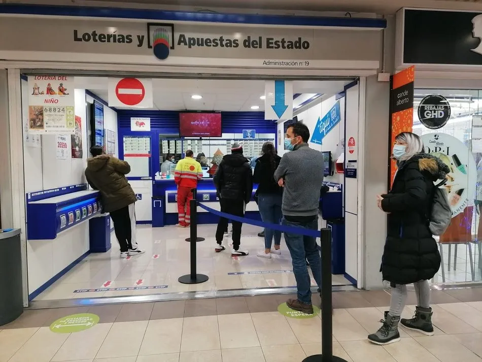 Foto 2 - Largas colas para comprar d&eacute;cimos en la administraci&oacute;n del Gordo del pasado a&ntilde;o
