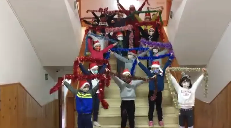 El Colegio San Francisco se va de vacaciones difundiendo un vídeo de felicitación lleno de...