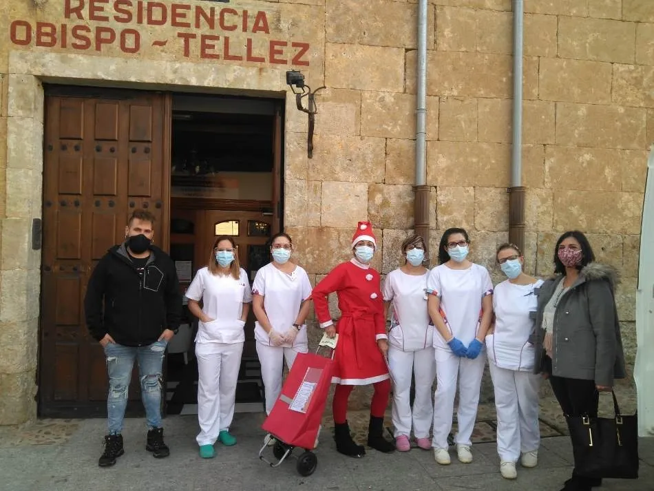 Foto 2 - La Residencia Obispo T&eacute;llez recoge alimentos a favor de C&aacute;ritas  