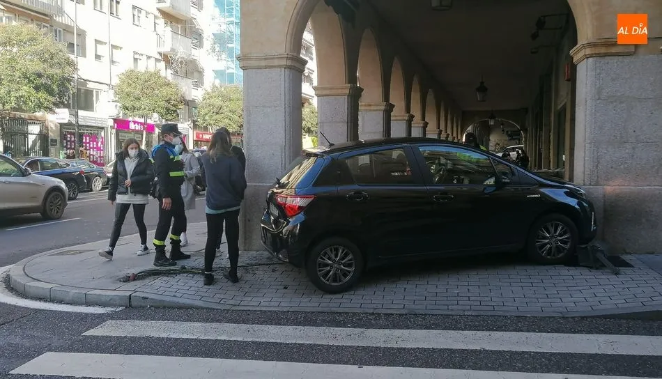 Foto 3 - Una conductora pierde el control de su veh&iacute;culo y choca contra la pared en la Gran V&iacute;a