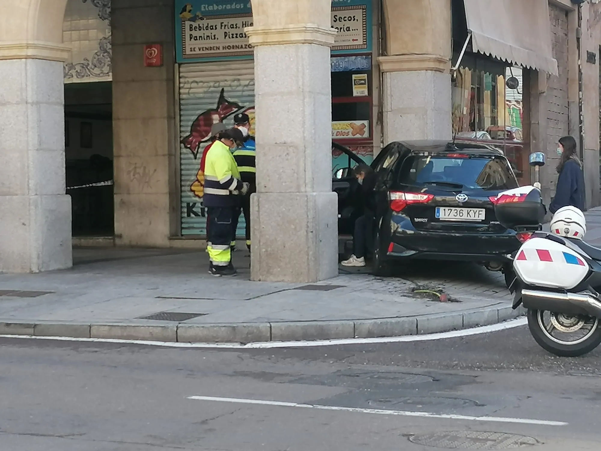 Foto 2 - Una conductora pierde el control de su veh&iacute;culo y choca contra la pared en la Gran V&iacute;a