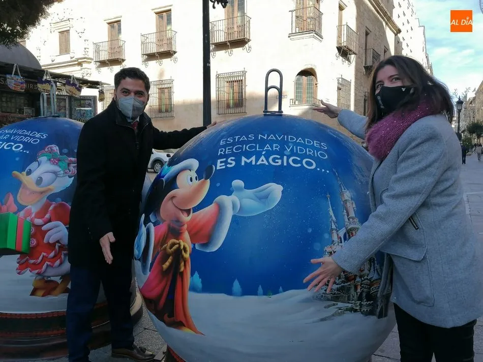 Presentación de los originales contenedores en forma de bola de Navidad. Fotos: Lydia González