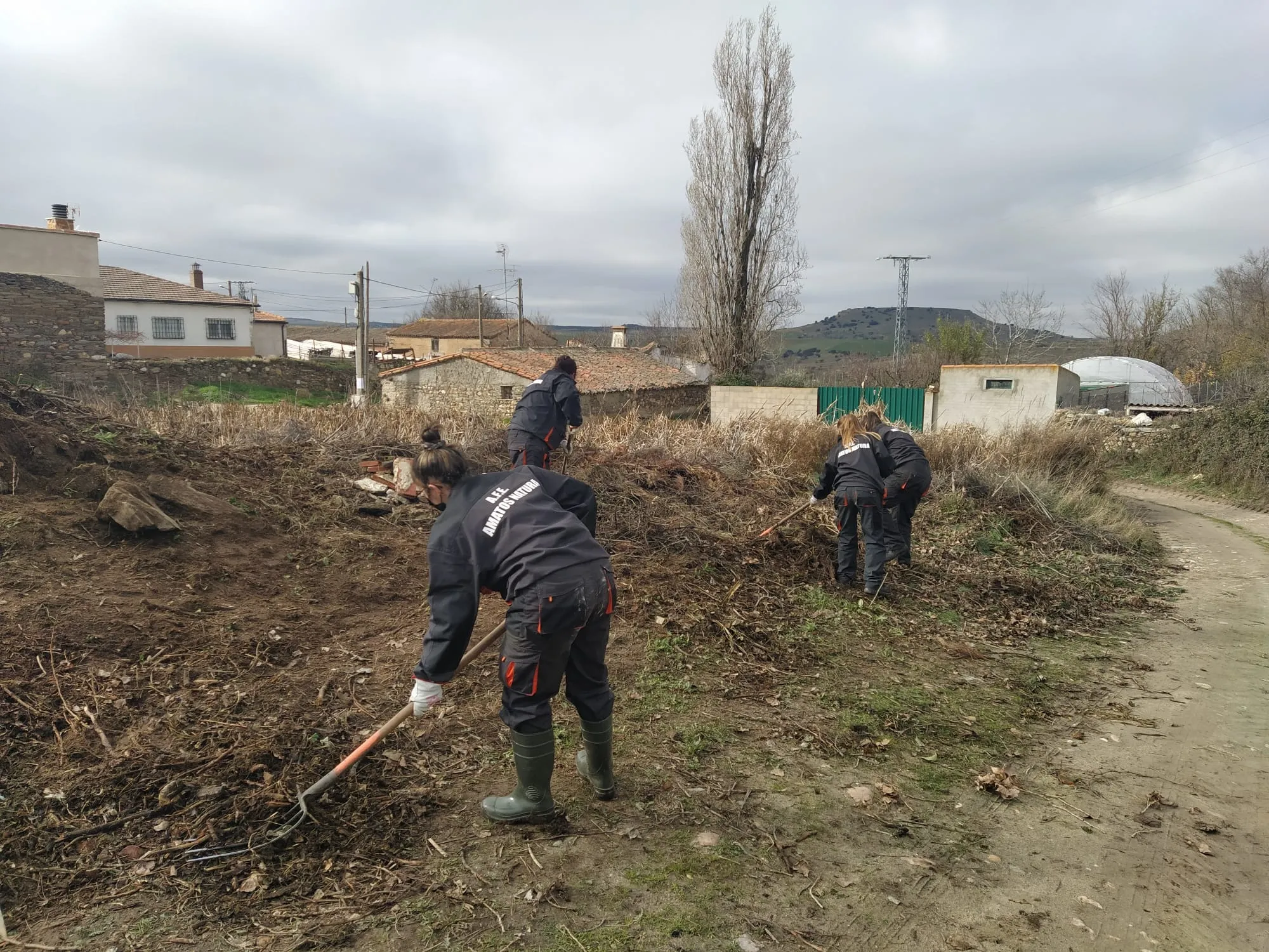 Participantes del AFE Amatos Natura realizando trabajos de acondicionamiento ambiental