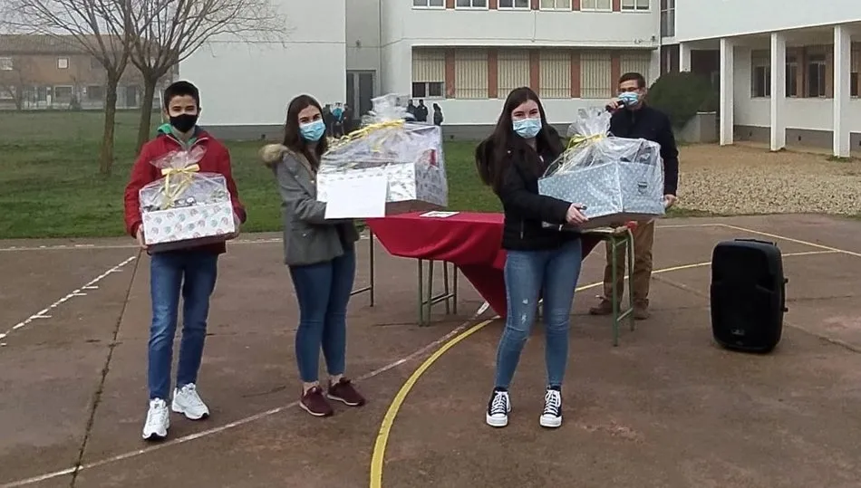 Algunos de los alumnos ganadores en el momento de recoger sus premios