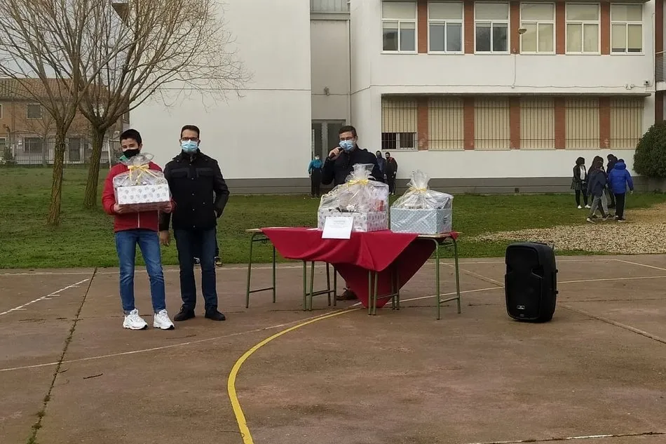 Foto 11 - El IES Campo Charro de La Fuente entrega los premios del concurso de postales navide&ntilde;as  