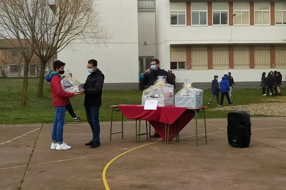 Foto 9 - El IES Campo Charro de La Fuente entrega los premios del concurso de postales navide&ntilde;as  
