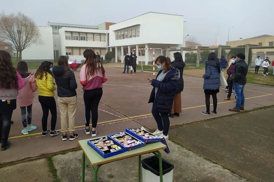 Foto 8 - El IES Campo Charro de La Fuente entrega los premios del concurso de postales navide&ntilde;as  