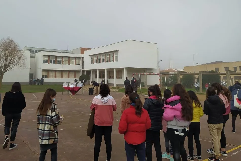 Foto 7 - El IES Campo Charro de La Fuente entrega los premios del concurso de postales navide&ntilde;as  