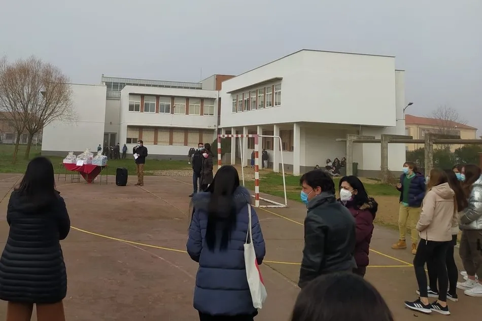 Foto 6 - El IES Campo Charro de La Fuente entrega los premios del concurso de postales navide&ntilde;as  