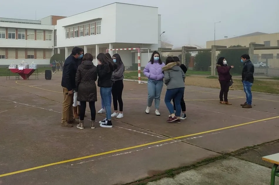 Foto 5 - El IES Campo Charro de La Fuente entrega los premios del concurso de postales navide&ntilde;as  