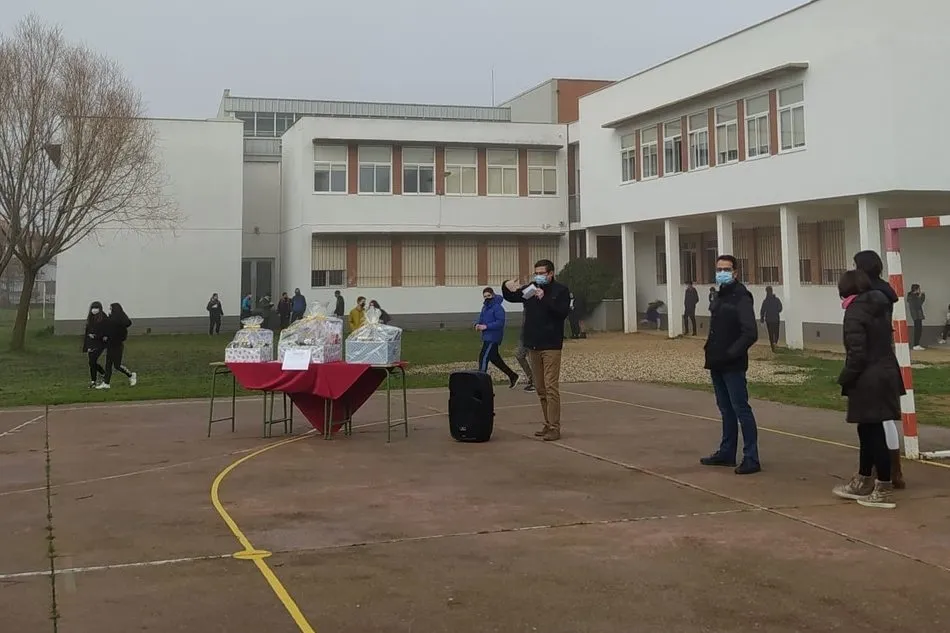 Foto 4 - El IES Campo Charro de La Fuente entrega los premios del concurso de postales navide&ntilde;as  