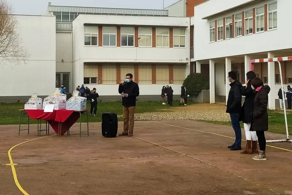 Foto 3 - El IES Campo Charro de La Fuente entrega los premios del concurso de postales navide&ntilde;as  