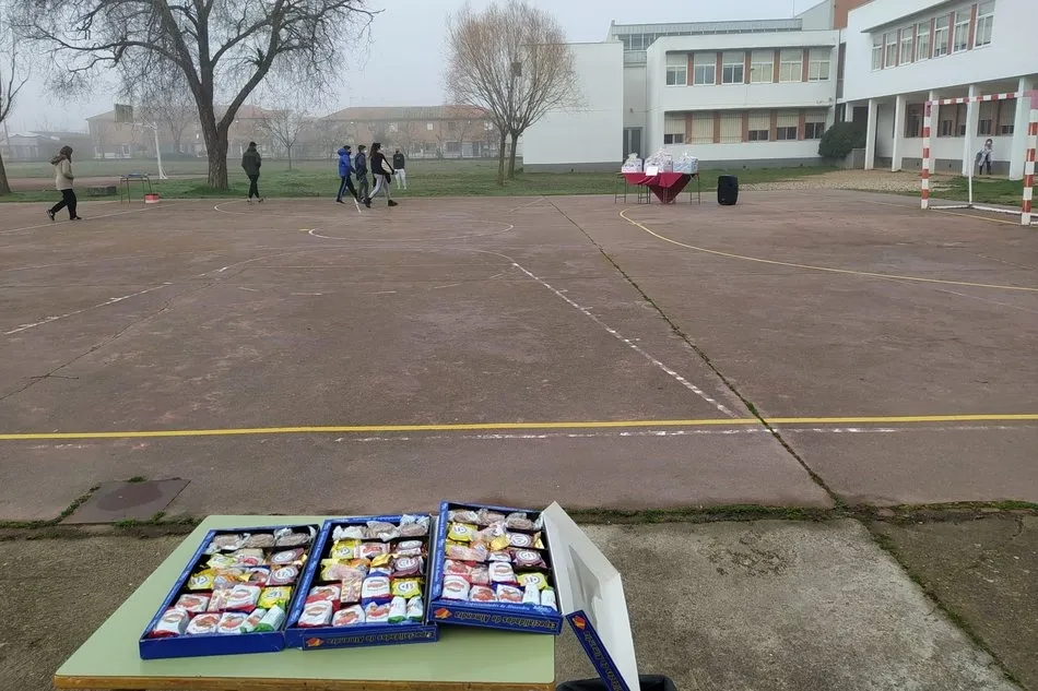 Foto 2 - El IES Campo Charro de La Fuente entrega los premios del concurso de postales navide&ntilde;as  