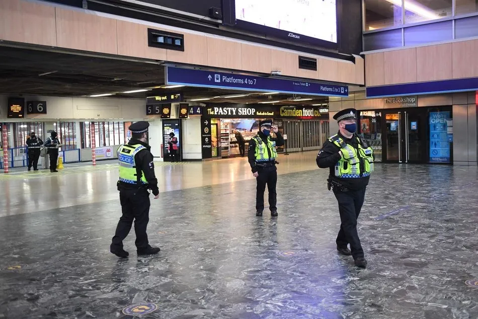 Policías británicos en una estación de tren londinense durante la pandemia de COVID-19. - Stefan Rousseau/PA Wire/dpa
