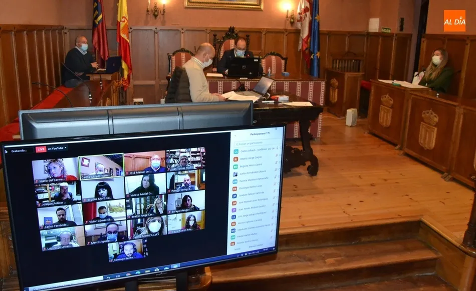 La oposición muestra su extrañeza por la opción elegida para urbanizar la calle...