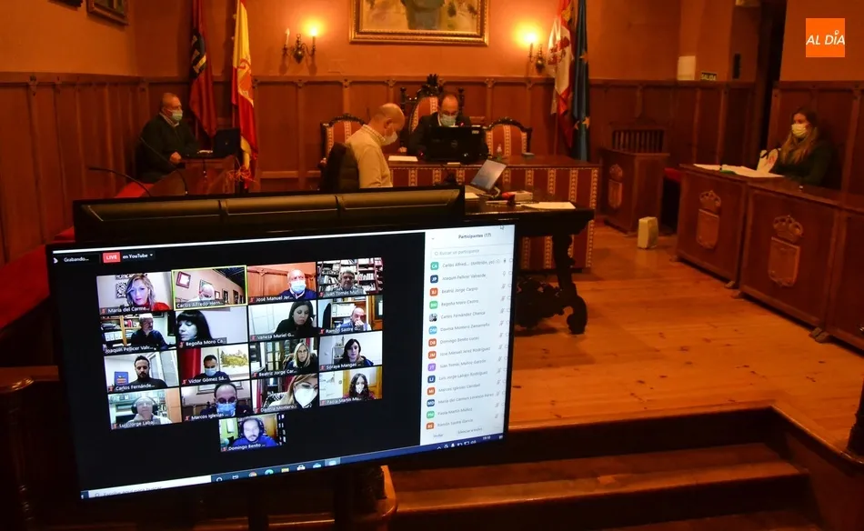 Foto 6 - La oposici&oacute;n muestra su &ldquo;extra&ntilde;eza&rdquo; por la opci&oacute;n elegida para urbanizar la calle...