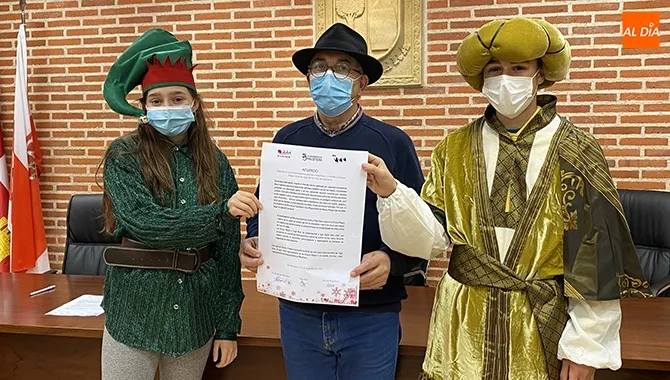 El alcalde de Macotera, Antonio Mendéz, firmaba el permiso junto a los ayudantes de los Reyes Magos y Papa Noel