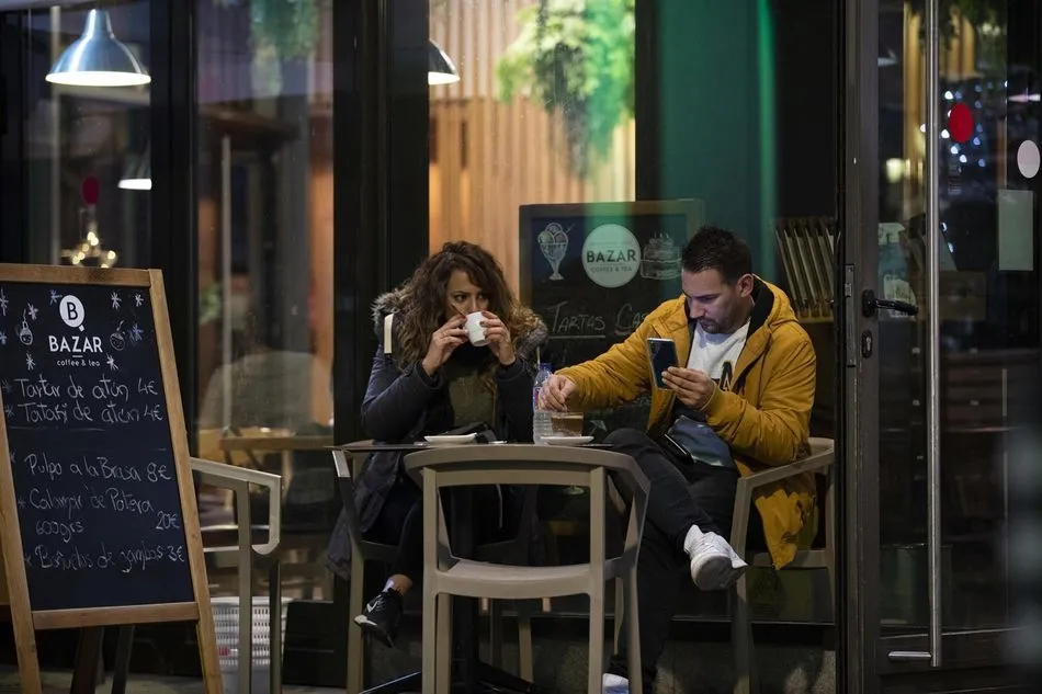 Dos personas en la terraza de un bar. Foto: EP