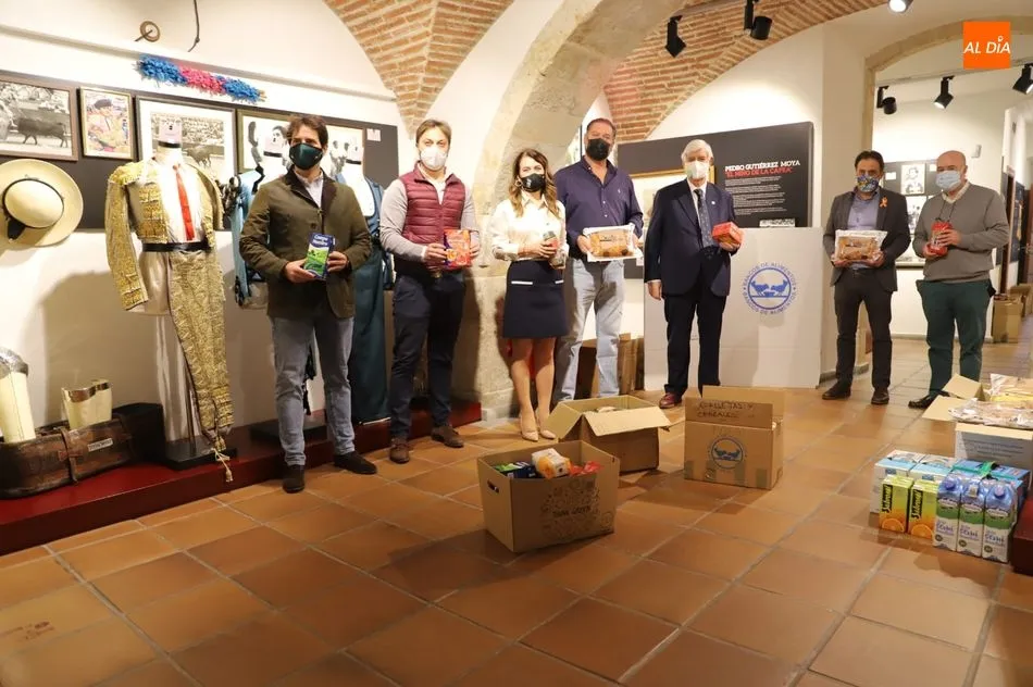 Foto 8 - &lsquo;Salamanca es Tauromaquia&rsquo; entrega 700 kilos de comida al Banco de Alimentos de la ciudad