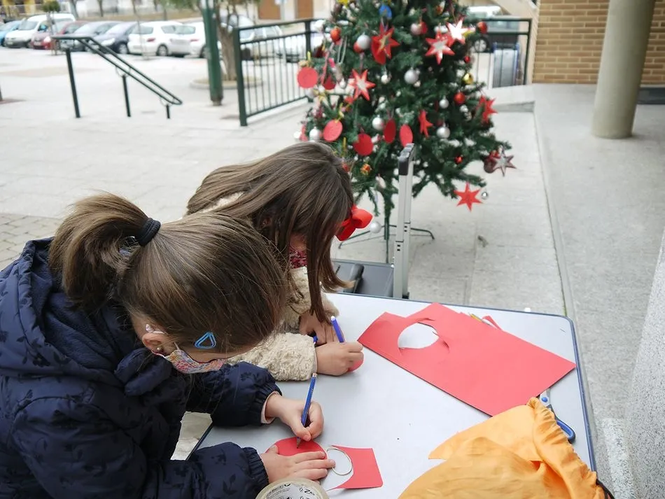 Foto 5 - Los vecinos de Carbajosa entregan sus deseos a Pap&aacute; Noel&nbsp;