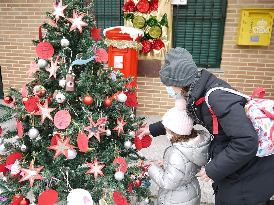 Foto 4 - Los vecinos de Carbajosa entregan sus deseos a Pap&aacute; Noel&nbsp;