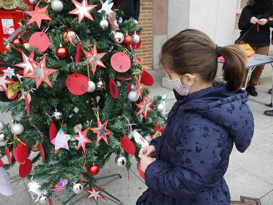Foto 3 - Los vecinos de Carbajosa entregan sus deseos a Pap&aacute; Noel&nbsp;