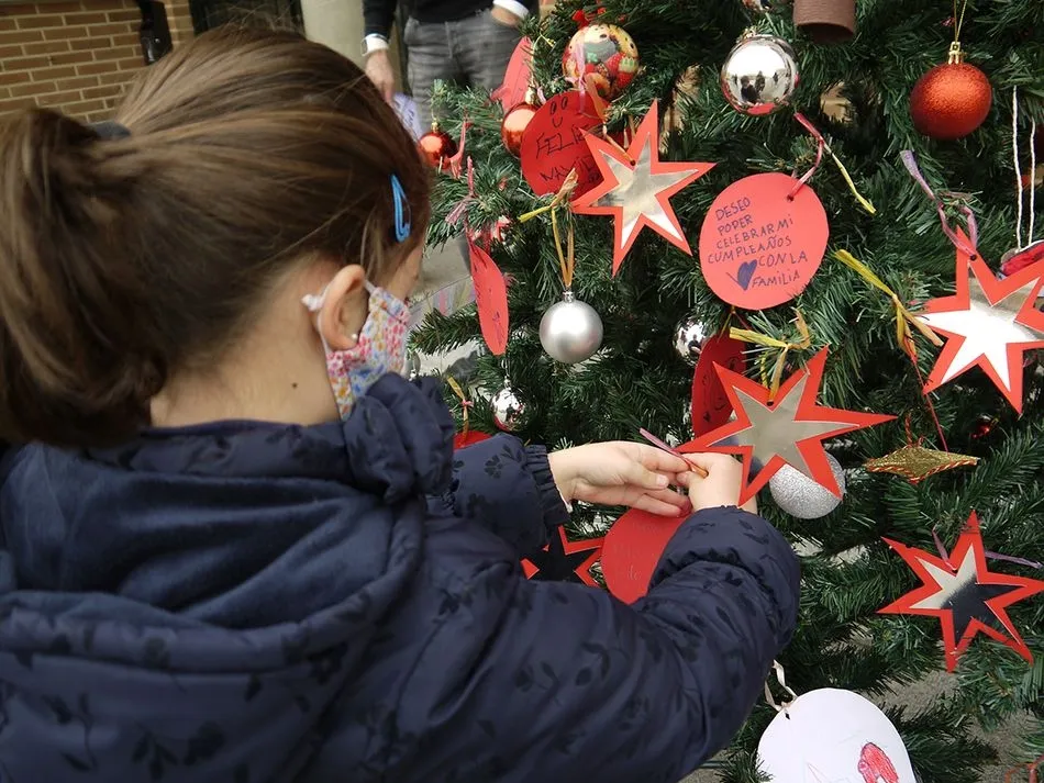 Foto 2 - Los vecinos de Carbajosa entregan sus deseos a Pap&aacute; Noel&nbsp;