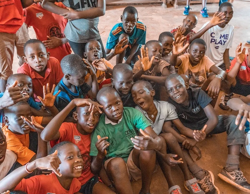 Foto 10 - El mirobrigense Arturo Mi&ntilde;ana toma parte en Uganda en un proyecto solidario con el tenis como eje  