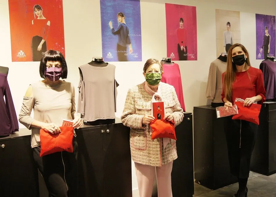 La diseñadora, Fely Campo (izqda.) durante la presnetación -  CC El Tormes