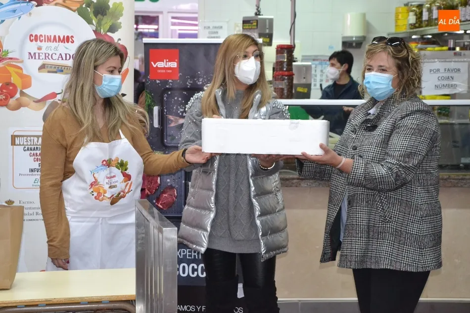 Foto 2 - Entregadas a las Conferencias m&aacute;s de 100 raciones preparadas en &lsquo;Cocinamos en el Mercado&rsquo;  