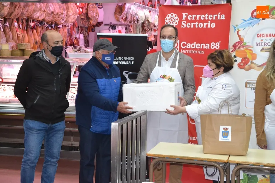 Foto 3 - Entregadas a las Conferencias m&aacute;s de 100 raciones preparadas en &lsquo;Cocinamos en el Mercado&rsquo;  